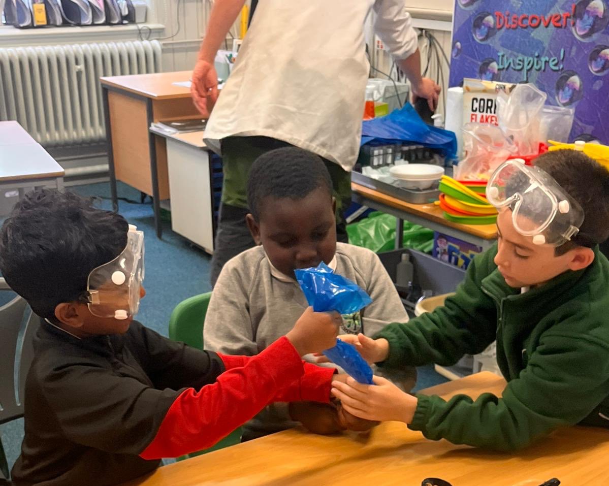 ManorParkSchSM1's tweet image. Year 4 Onyx in today’s science workshop! 
🧫🔭🔬
#weareLEO #MPPAscience