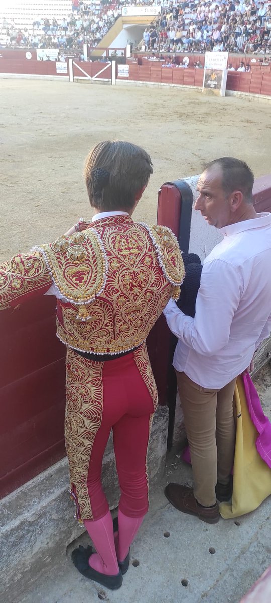 Confidencias entre barreras. Esta noche en <a href="/SegundoAvisoTV/">SegundoAviso</a> de <a href="/TelevisionTveo/">TVeo Televisión Linares</a> 
#toros #Linares