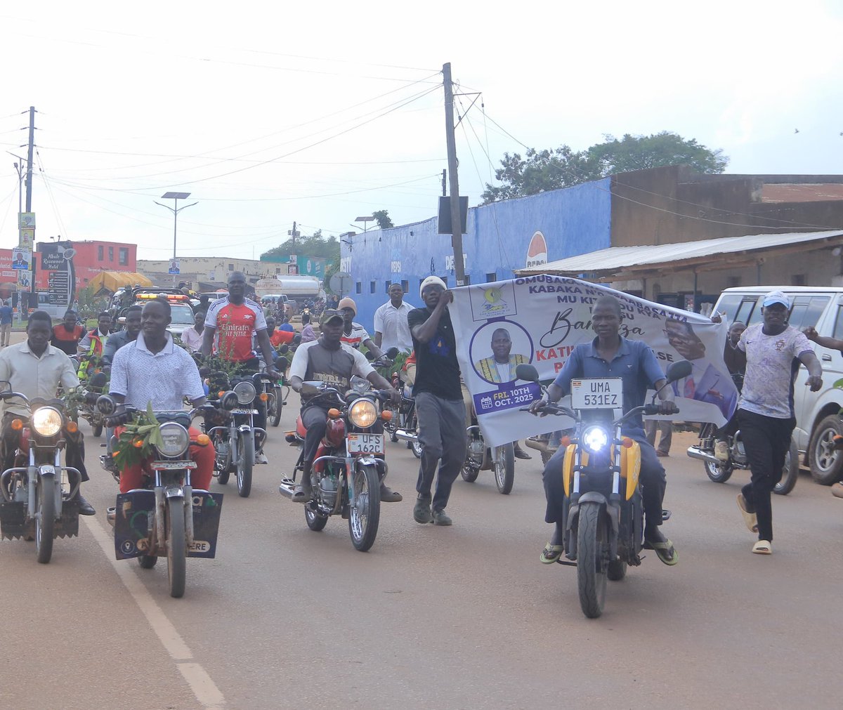 Minisita <a href="/robert_serwanga/">Minister for Youth, Sports and Arts - Buganda</a> ayanirizza Katikkiro <a href="/cpmayiga/">Charles Peter Mayiga</a> e Mbale, gy'agenze okulambula abantu ba Buganda ababeera eno naddala abavubuka ba Nkobazambogo.

Omukolo omukulu gwa nkya ku IUIU e Mbale Bannankobazambogo n'abantu abalala we bagenda okukungaanira.

#AbavubukaMuBuganda