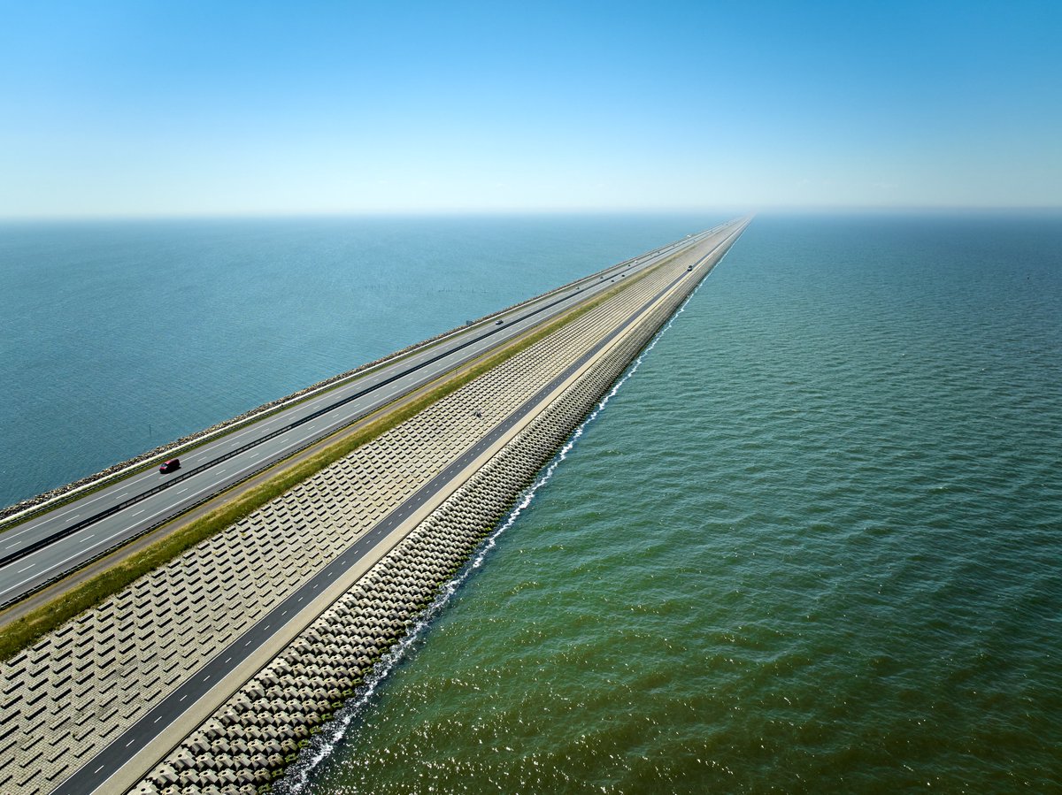 deafsluitdijk's tweet photo. 💧 De versterking van de #Afsluitdijk behaalde tweede plek #JanAgemaprijs2025!
Helaas niet gewonnen, maar wél een mooie erkenning voor de samenwerking tussen @Rijkswaterstaat en #Levvel 🌊
Trots op alle vakmensen die hebben gewerkt aan dit mooie, innovatieve waterbouwproject. 💙 https://t.co/p01l4XfOZ0