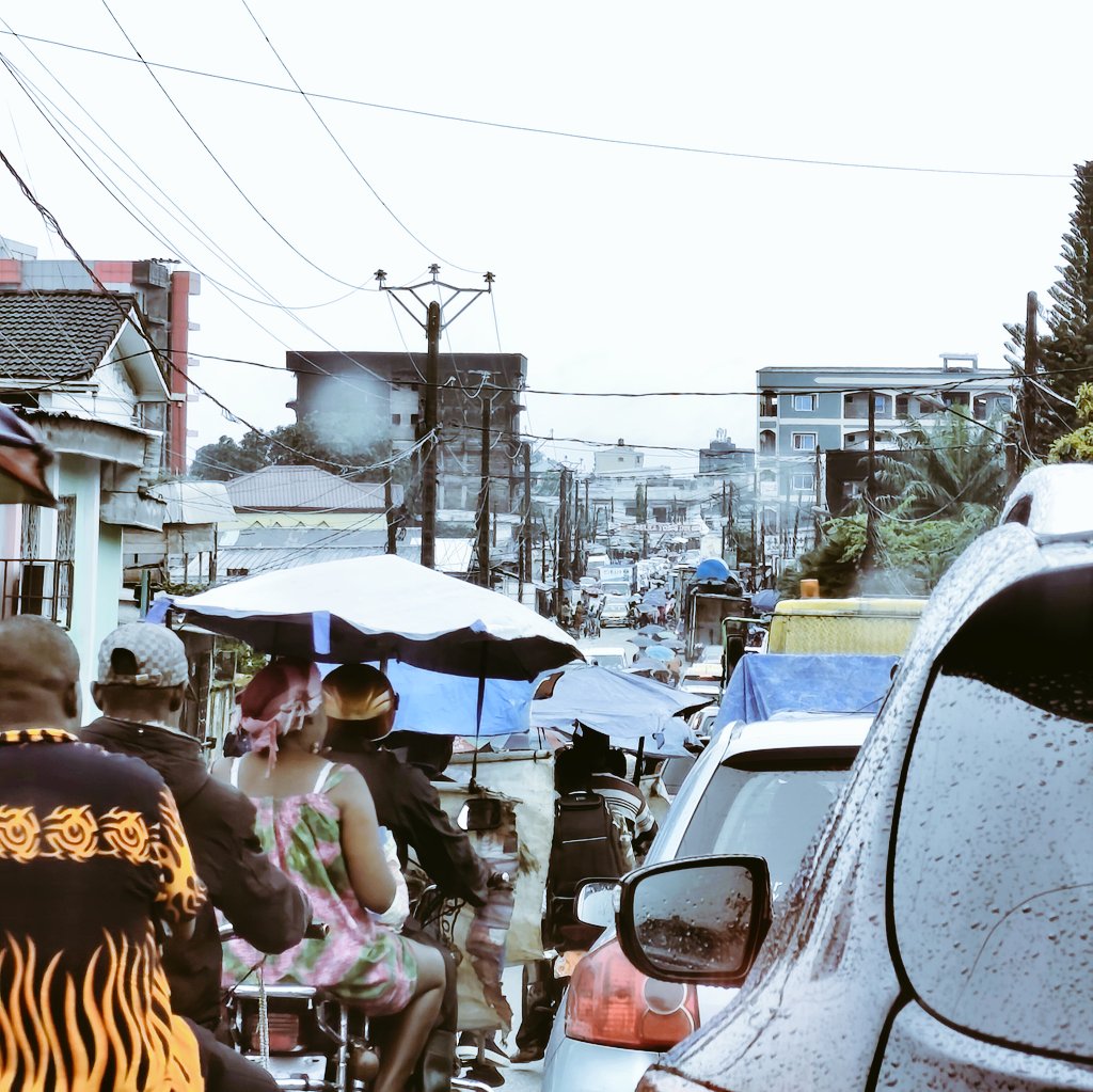Hummmmmm, #lesgens qui vont vers Douala 5e, soyez informés que Bonabo, Akwa-Nord... Rien ne passe. Si vous pouvez, changez de plan