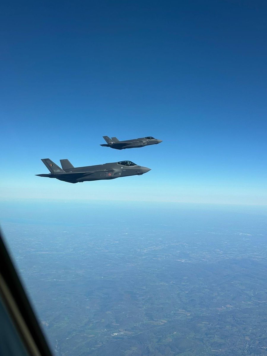 Hopla, onze eerste 4 F35’s onderweg naar onze luchtmachtbasis in Florennes. 

Meest controversiële defensie-aankoop in de laatste 50 jaar. 

Best fighter jet in the world. Best purchase in 50 years. 

Let’s go!

<a href="/LockheedMartin/">Lockheed Martin</a> <a href="/BelgiumDefence/">Belgian Defence</a>