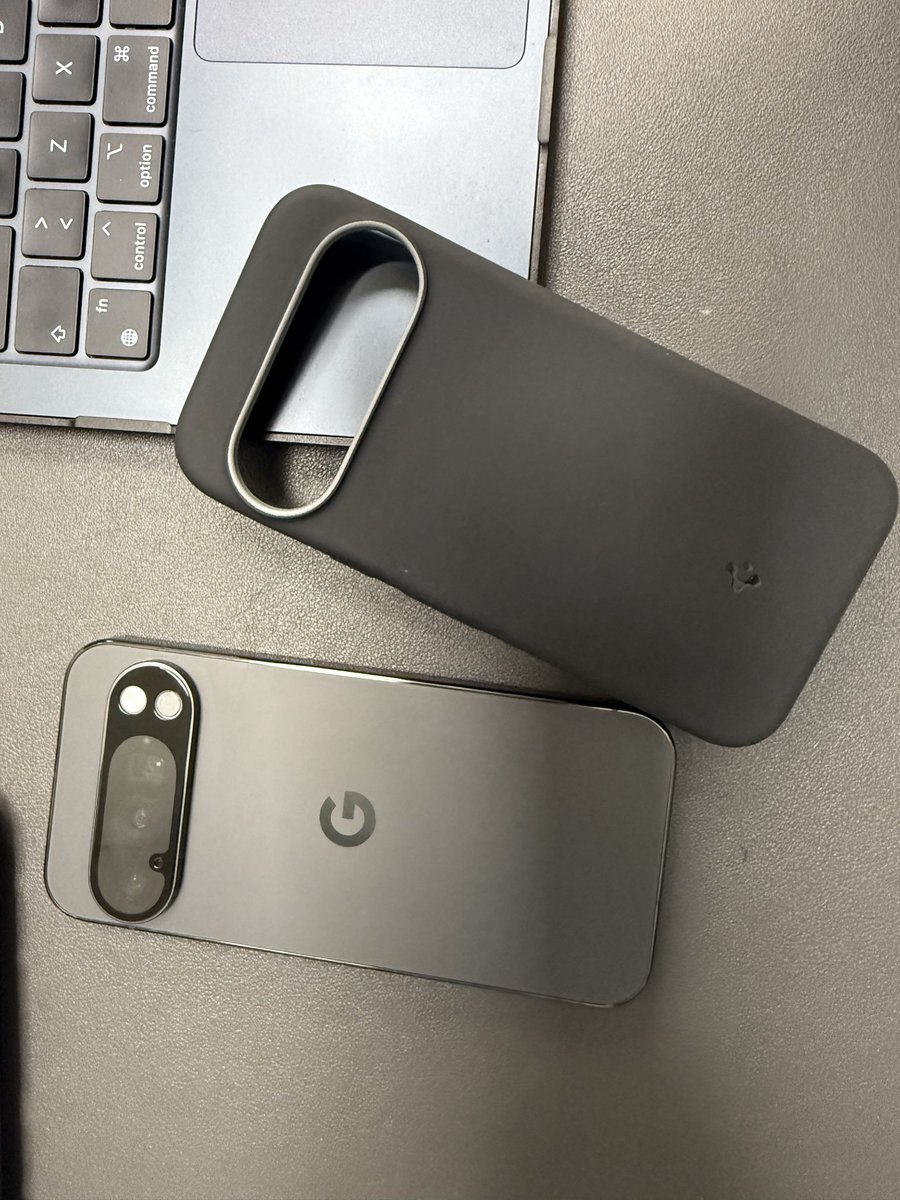 CozyTechTalk's tweet image. with great power comes...a great case 👊🏻 thanks @madebygoogle for this great phone and @spigen for this great case🛡️🗡️#madebygoogle #pixel10pro #spigen