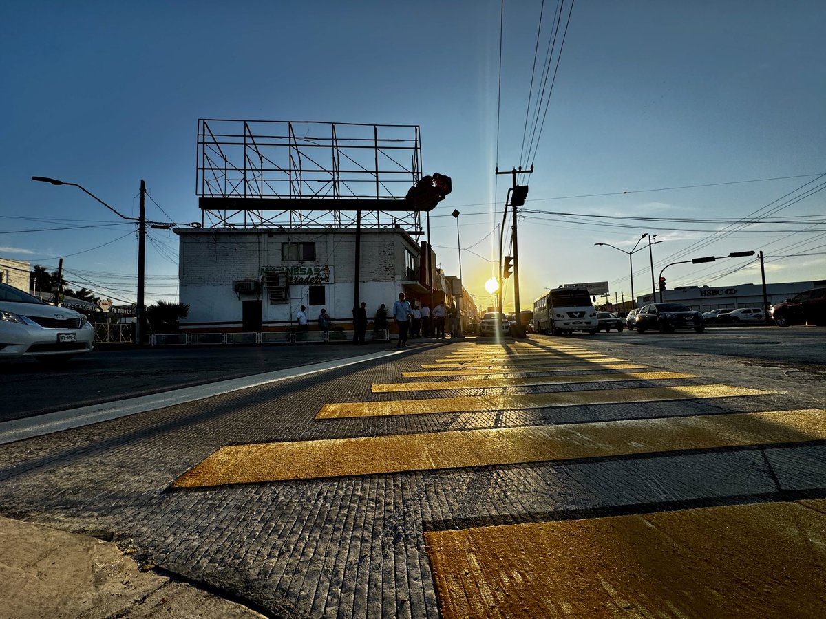 tonoastiazaran's tweet photo. ¡ESTRENAMOS CRUCERO DE CONCRETO!

Muy tempranito esta mañana entregamos el nuevo crucero de concreto hidráulico en Israel González y Periférico Norte🚗💪 , una obra que mejora la movilidad y la seguridad de miles de automovilistas y peatones de las colonias Modelo, Jesús García y Los Rosales.

Seguimos #TransformandoHermosillo con vialidades más seguras y duraderas.