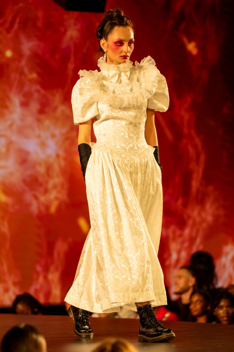 ModellaProject's tweet image. Their Instagram account says it’s “BAROQUE PUNK MAXIMALISM”. I have no idea what that means but it was some of the coolest stuff in the show

----

Full Portfolio - themodellaproject.myportfolio.com/nyfw-spring-su…

Sony A7R5 / Tamron 70-180

132mm – 1/400 – f2.8 – ISO 400

Image 138E-21