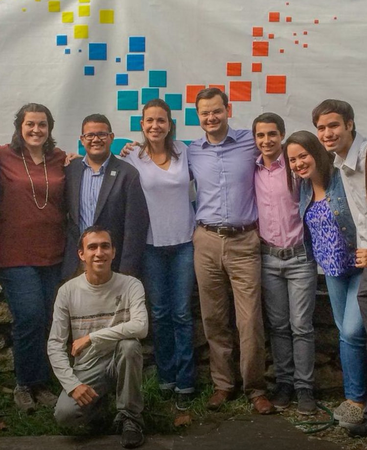 jchidalgo's tweet image. ¡Felicidades a @MariaCorinaYA por recibir merecidamente el Premio Nobel de la Paz!
Durante casi dos décadas María Corina ha enfrentado con determinación y valentía a una de las peores tiranías del planeta. Su lucha ha inspirado a millones, dentro y fuera de Venezuela, al punto…