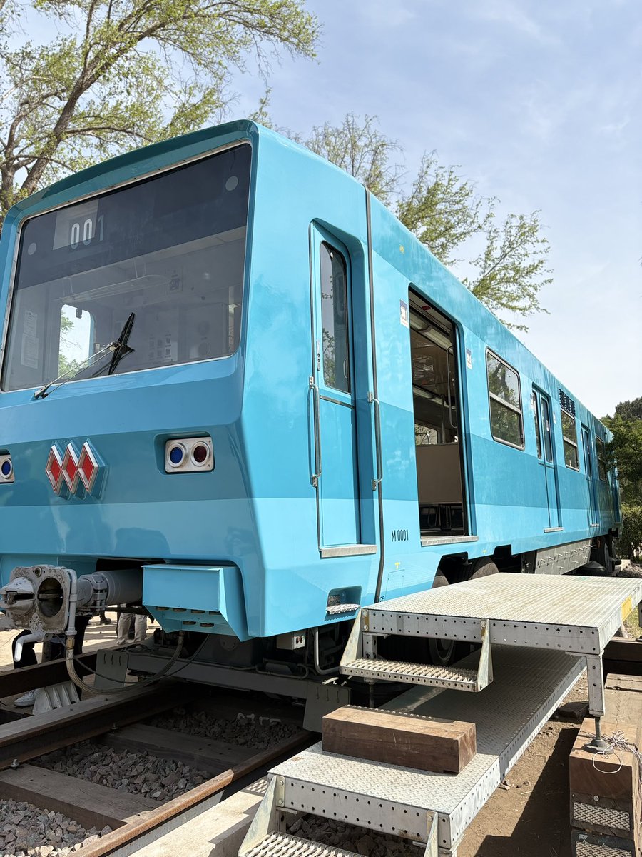 ¡Hoy es un día histórico! Entregamos el icónico NS74 al @MuseoFerroviario ubicado en el exterior de la estación Quinta Normal, donde será exhibido de forma permanente y al aire libre. 

Un logro posible gracias a nuestro increíble equipo de mantenimiento, los mismos que brillaron