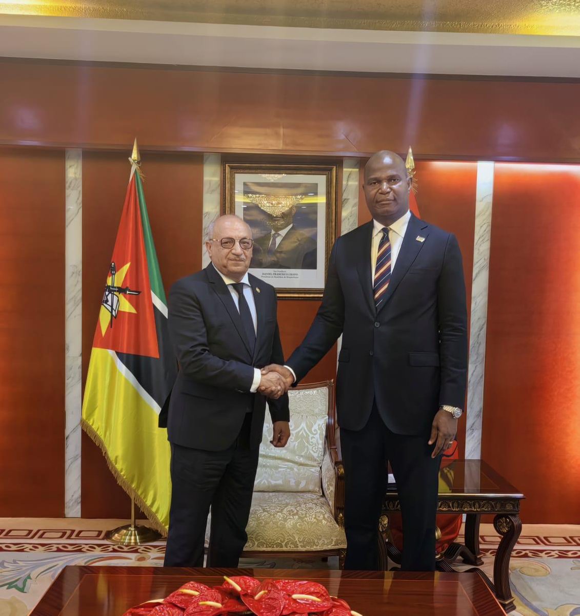 Ambalgmaputo's tweet image. حظي صبيحة أمس سعادة السفير مالك جعود، بلقاءً هامً جمعه برئيس جمهورية موزمبيق، السيد دانيال فرانسيسكو شابو.

حيث تقدم السيد الرئيس بخالص شكره وعميق امتنانه ، للسيد رئيس الجمهورية على كرم الضيافة وحسن الاستقبال الذي حظي به هو والوفد المرافق له خلال زيارته للجزائر،  .