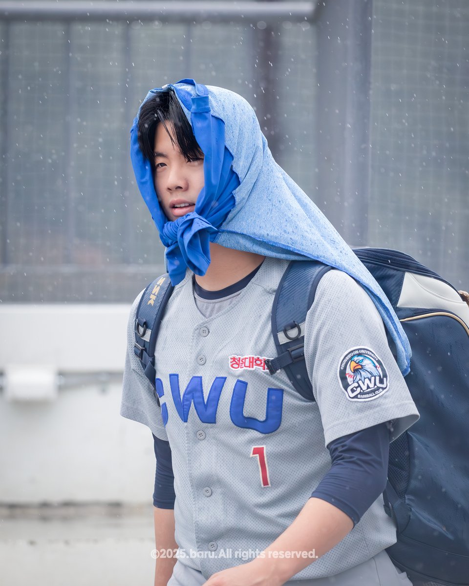 아 진짜로 이것만 올릴게요...........진짜 밝고 긍정적이고 귀여운 친구에요......비온다고 이너티 뒤집어서 머리 감싸고 나옴...😛
하.. 진짜 꼭 사랑 많이 받아라 준영아.. 축하한다....🍀
프로 마운드에서도 삼진 잡고 호우! 보여주면 좋겠다... 한화팬들이 찍어주면 좋겠다....