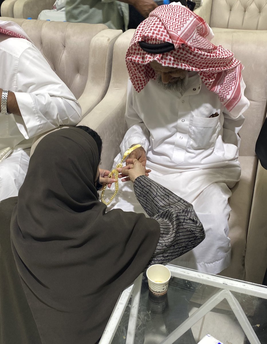 بمشاعر مليئة بالتقدير والإحترام، شاركنا أمس في الاحتفاء   بـ #اليوم_العالمي_لكبار_السن بالتعاون <a href="/waha_alwafa/">جمعية واحة الوفاء لمساندة كبار السن بعنيزة</a> 

لحظات مليئة بالوفاء والعطاء والابتسامات الصادقة 🤍..