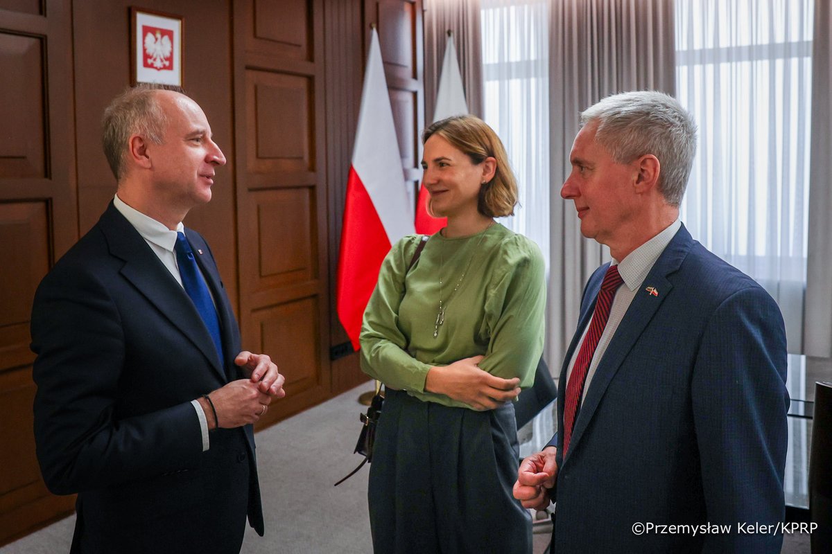 Prezydenci Polski <a href="/NawrockiKn/">Karol Nawrocki</a> i Litwy <a href="/GitanasNauseda/">Gitanas Nausėda</a> ustalili w Wilnie, że postać związanego z Polską litewskiego twórcy Čiurlionisa powinna zostać godnie upamiętniona. I dziś w siedzibie KPRP odbyło się spotkanie, w którym w imieniu Prezydenta RP wziął udział Minister