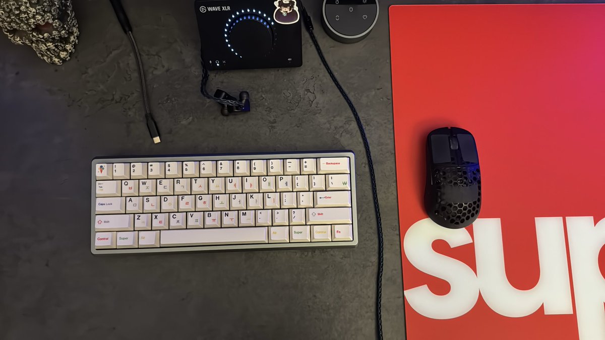 No spooky setup today. Is Battlefield 6 launch day! I’m going to be live streaming on: twitch.tv/skrollexs3 for those who want to stop by and say hi 👊🏾
#Battlefield6 #desksetup #twitchlive