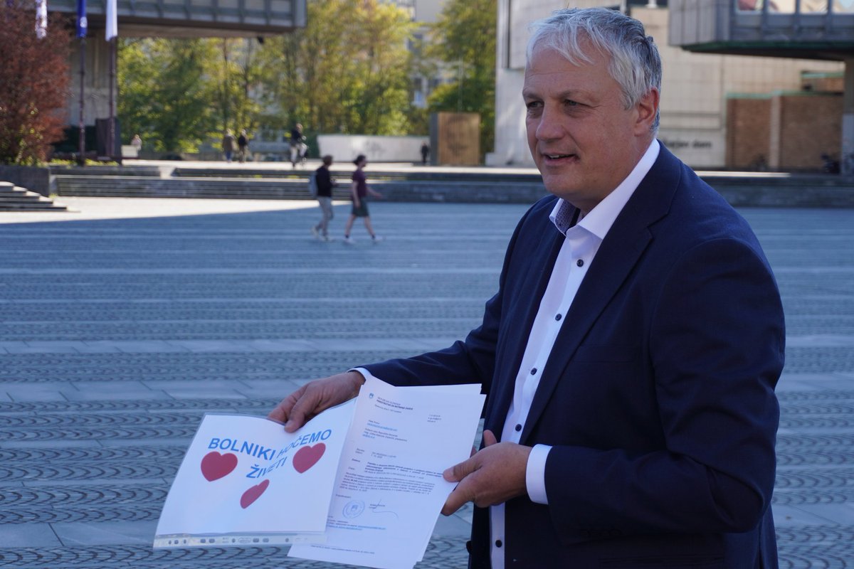 46.245 podpisov oddanih! Življenje je močnejše od zastrupitve! Pred nami je čudovita kampanija s častnim poslanstvom: reševanje življenj in preprečitev siljenja v zastrupitev! V roki imam odličen jabolčni štrudelj Milene Miklavčič <a href="/MilenaMilenca/">Milena</a> (kolikor ga je ostalo😀).