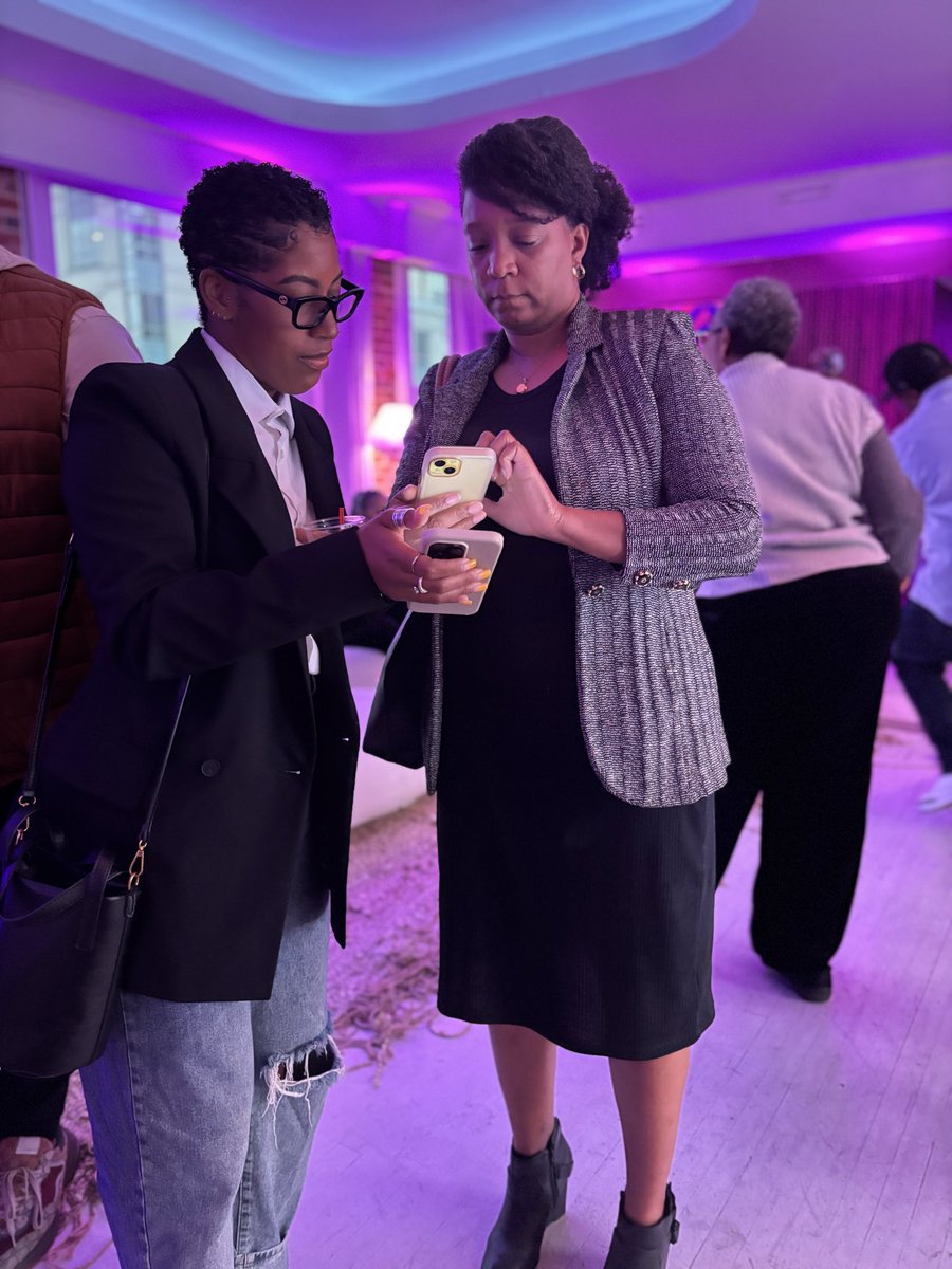 SmallBizDC's tweet image. Last night marked the first Launch to Legacy event, connecting #DSLBD cohort members.

Starting a business is only the beginning.
Aligned with Mayor Bowser’s Growth Agenda, Launch to Legacy emphasizes retention—encouraging entrepreneurs to stay, grow, and create jobs in #DC.