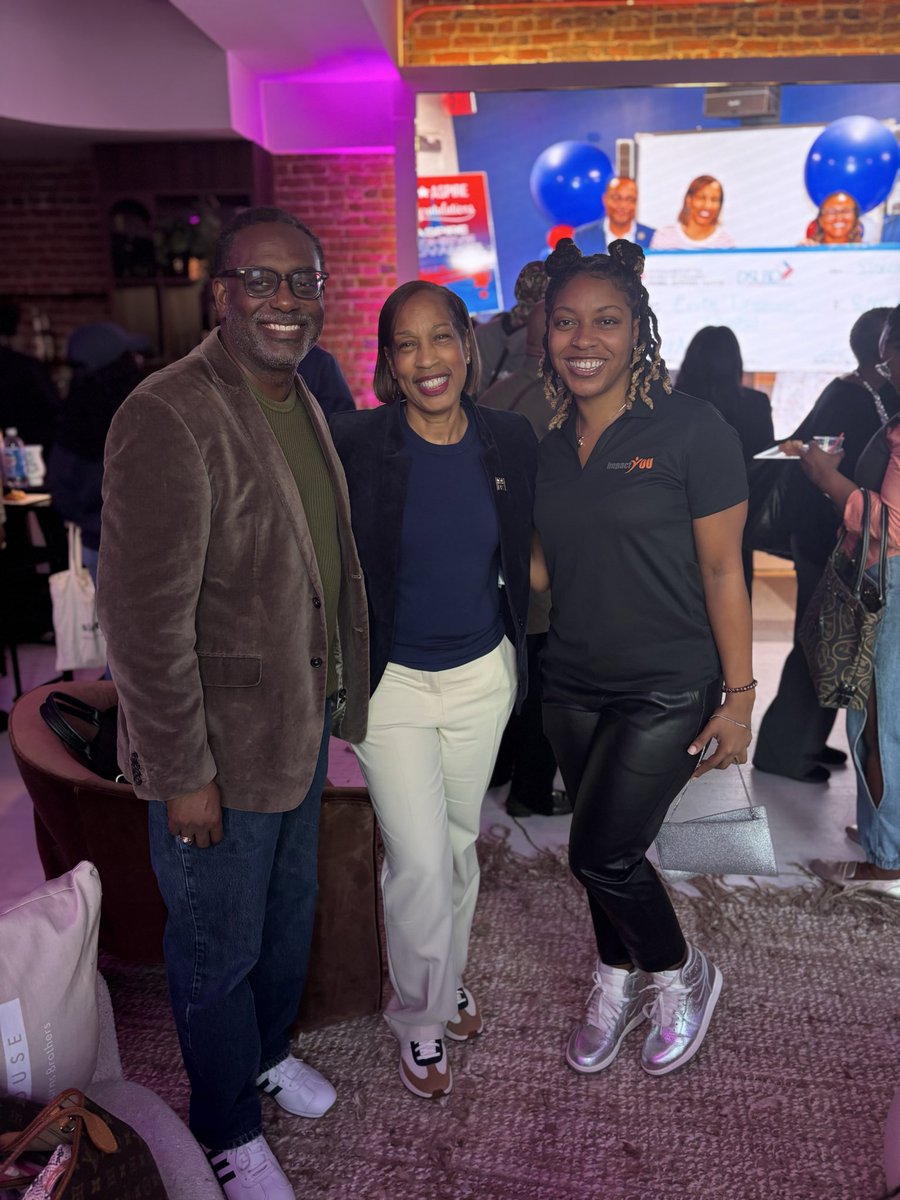 SmallBizDC's tweet image. Last night marked the first Launch to Legacy event, connecting #DSLBD cohort members.

Starting a business is only the beginning.
Aligned with Mayor Bowser’s Growth Agenda, Launch to Legacy emphasizes retention—encouraging entrepreneurs to stay, grow, and create jobs in #DC.