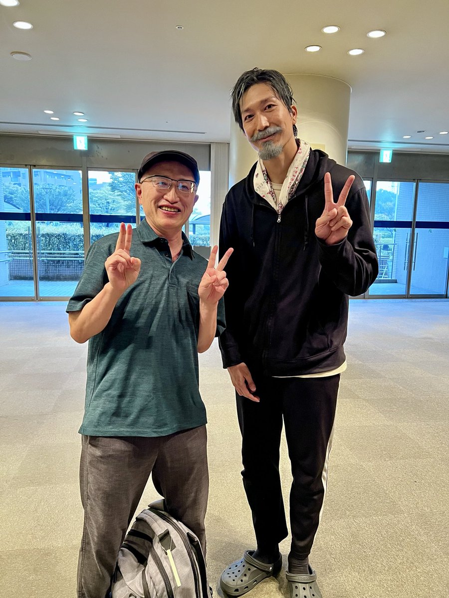 3)→ お一人だけ一緒に写真を撮っていただいたお馴染みの山形さん😊

大きな身体を車イスに沈め、めっちゃ偉そうなのに…めっちゃ卑屈なイケオジ教授。色んな想いと感情がぐっちゃぐっちゃになっている人間らしさがとても良かった☺️