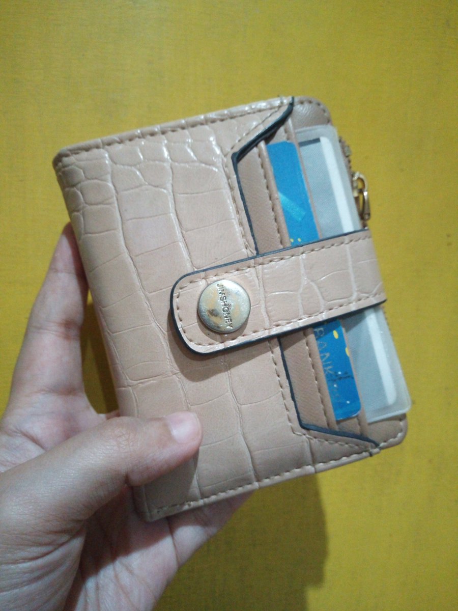 fruitteaapple_'s tweet photo. Dompet udah dari 2023 masih awet ajaa sampe sekarang✨ ya ada bagain tertentu yg udah agak ngelopek dikit. Tp overall masih bagus.

Ini dompet dari jims honey, motifnya croco. Harganya 30 ribuan ajaa😍 aku dulu beli yang warna khaki

Bisa beli disini
📎 https://t.co/353RwOQQZN https://t.co/HJGcSaPajn