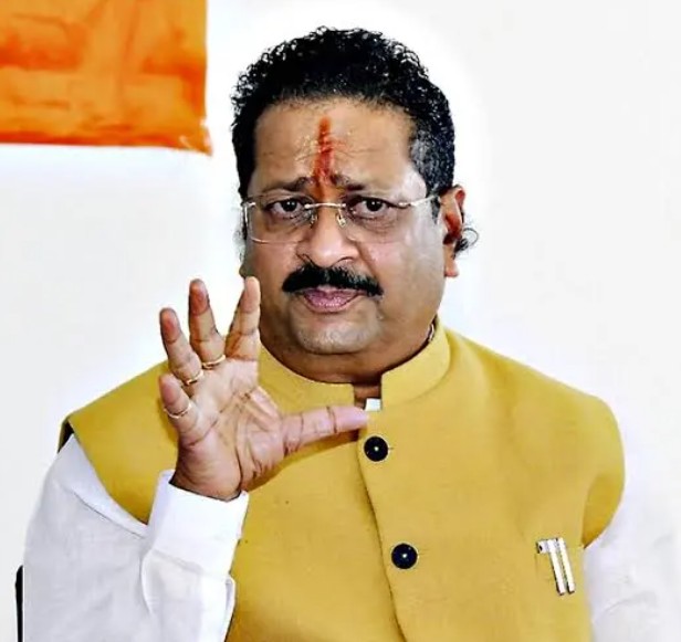 HSSrinath's tweet photo. ರಾಜ್ಯದಲ್ಲಿ ಯತ್ನಾಳರಿಲ್ಲದ ಬಿಜೆಪಿ ಅಂದ್ರೆ ಅದು ಬೀಜ ಒಡೆದ ಹೋರಿಯಿದ್ದಂತೆ....🐒🙈🙊🙉 https://t.co/HSioIO8JUi