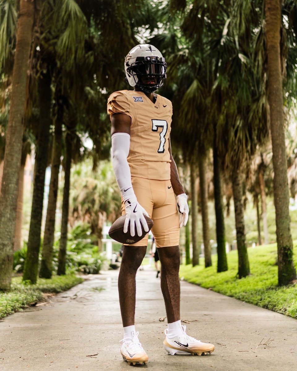 Garrett_Beatty3's tweet image. nvm THESE are the last gold jersey edits for a little bit
