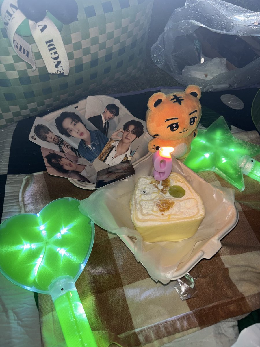 #펜타곤 #PENTAGON

나 펜타곤 없으면 어떻게 살았을까(뭐 어찌어찌 살겠지만)
데뷔 9주년 축하해💙
유니버스인 걸 자랑스럽게 만들어줘서 고마워🪐