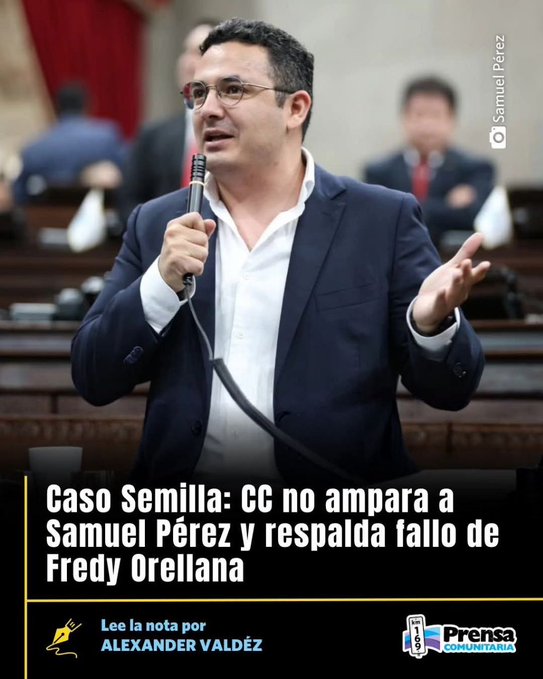 Man in dark suit and white shirt with glasses speaks into microphone at podium in ornate chamber with red curtains and wooden paneling, gesturing with right hand raised. Background shows seated figures in formal attire. Overlay text reads Caso Semilla: CC no ampara a Samuel PÃ©rez y respalda fallo de Freddy Orellana by Alexander Valdez for Prensa Comunitaria. Additional image displays official Guatemalan court document with seals and text in Spanish detailing legal resolution.