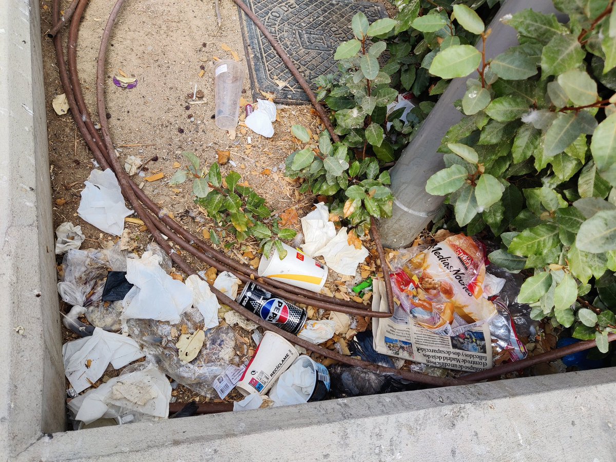 sarimacos's tweet photo. .@Lineamadrid 
Entorno del parque infantil Marqués de Viana esquina Bravo Murillo.
Incalificable! https://t.co/dAefcjNoEq