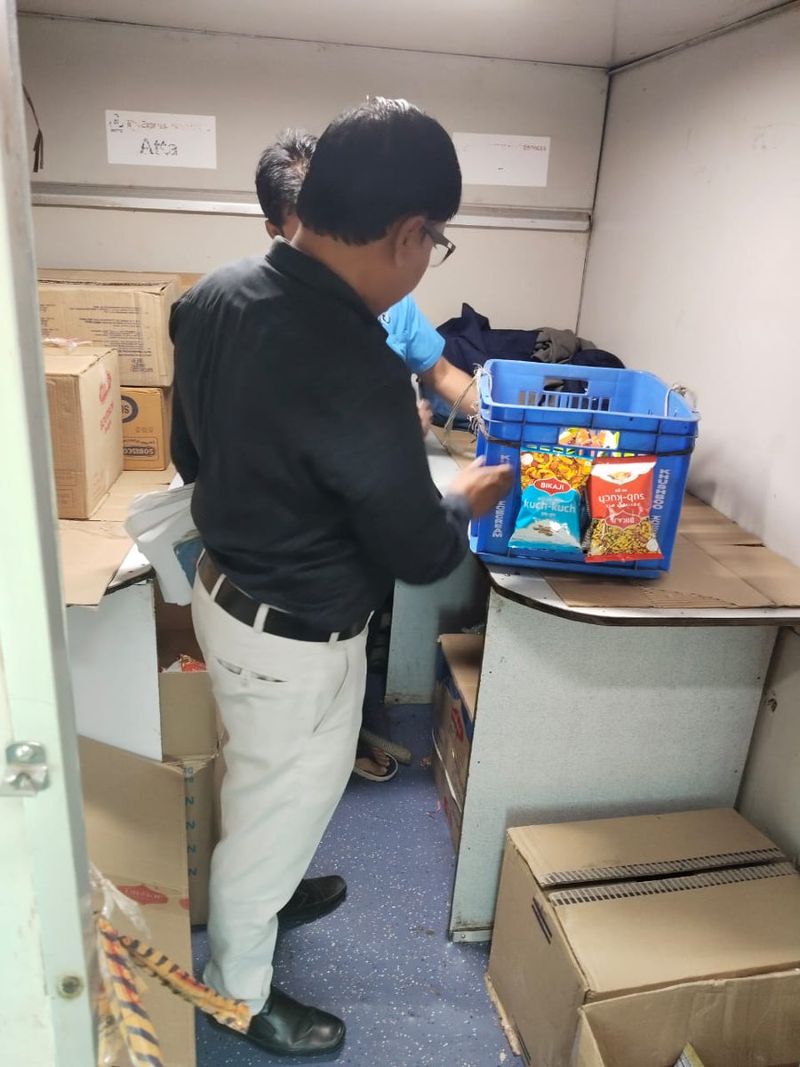 #Specialcampaign5.0 के अंतर्गत गाड़ी संख्या 18477 के पैंट्री कार में विशेष सफाई अभियान चलाया गया। इस दौरान पेंट्रीकार को व्यवस्थित कर स्वच्छ किया गया।

#SpecialCampaign5.0 #IRSpecialCampaign5 #SCDPM5.0 #SwachhRail #Jhansidivision