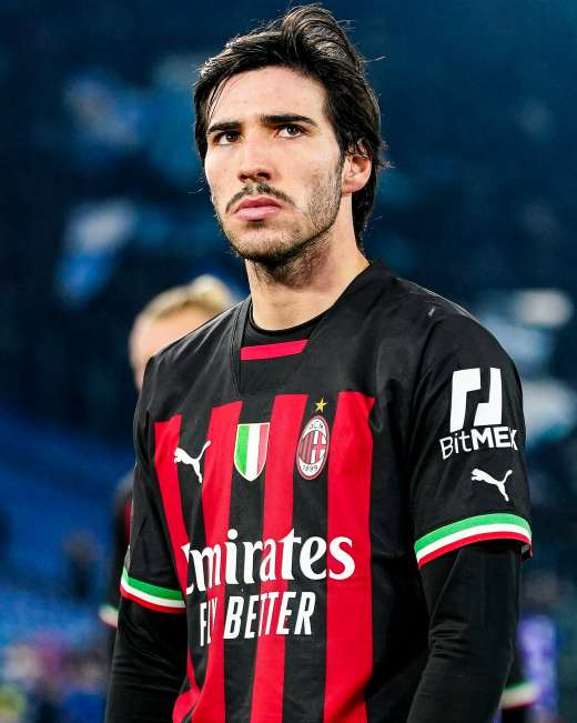 MilanTMN's tweet photo. Sandro Tonali sueña con volver al Milan.

No existen negociaciones entre las partes, pero es una idea que gusta mucho a Allegri y Tare.

Milan todavía tiene un 10% de futura venta y al jugador le quedarán 2 años de contrato en 2026, y estas serían armas que el club podría usar a su favor.

De ser una opción concreta, Milan buscaría liberar ciertos cupos en el mediocampo con tal de favorecer el regreso de Tonali.