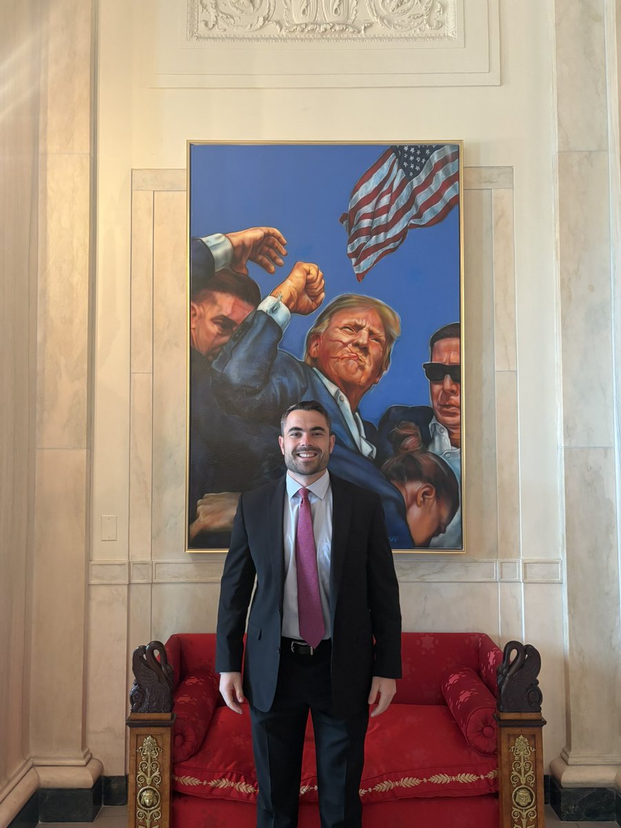 PollackHunter's tweet image. This moment captured the pinnacle of President Trump’s strength and leadership. I’m proud of my family and of artist Mark Lipp for ensuring this portrait found its place on the walls of the White House.