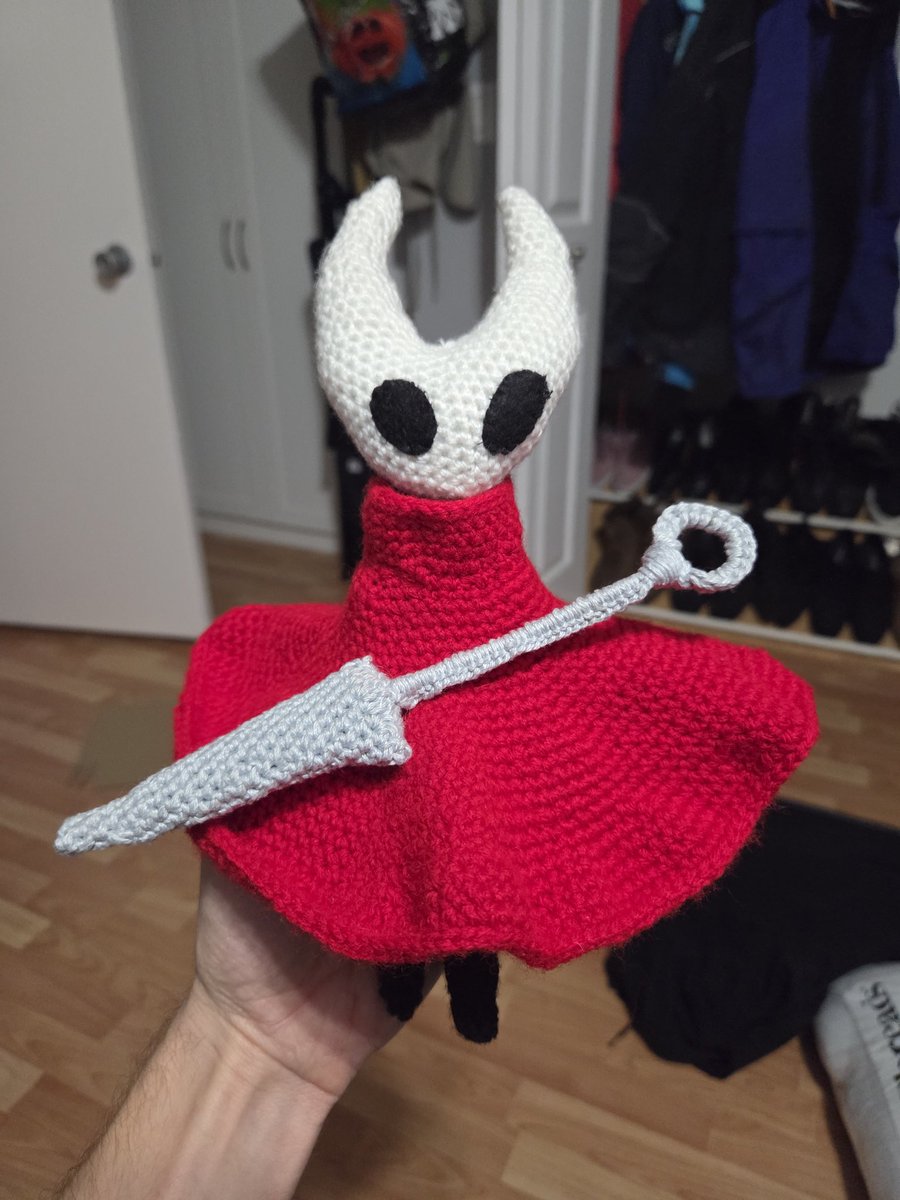calesacoop's tweet photo. Truly long time no post. I've been having a struggle with my artistic identity. Like maybe being an illustrator isn't in the cards for me after all lol. Idk what im doing so I started crocheting in the last month! Pardon the mess bc I wasn't planning on posting but im still alive https://t.co/EmUNXon1ef