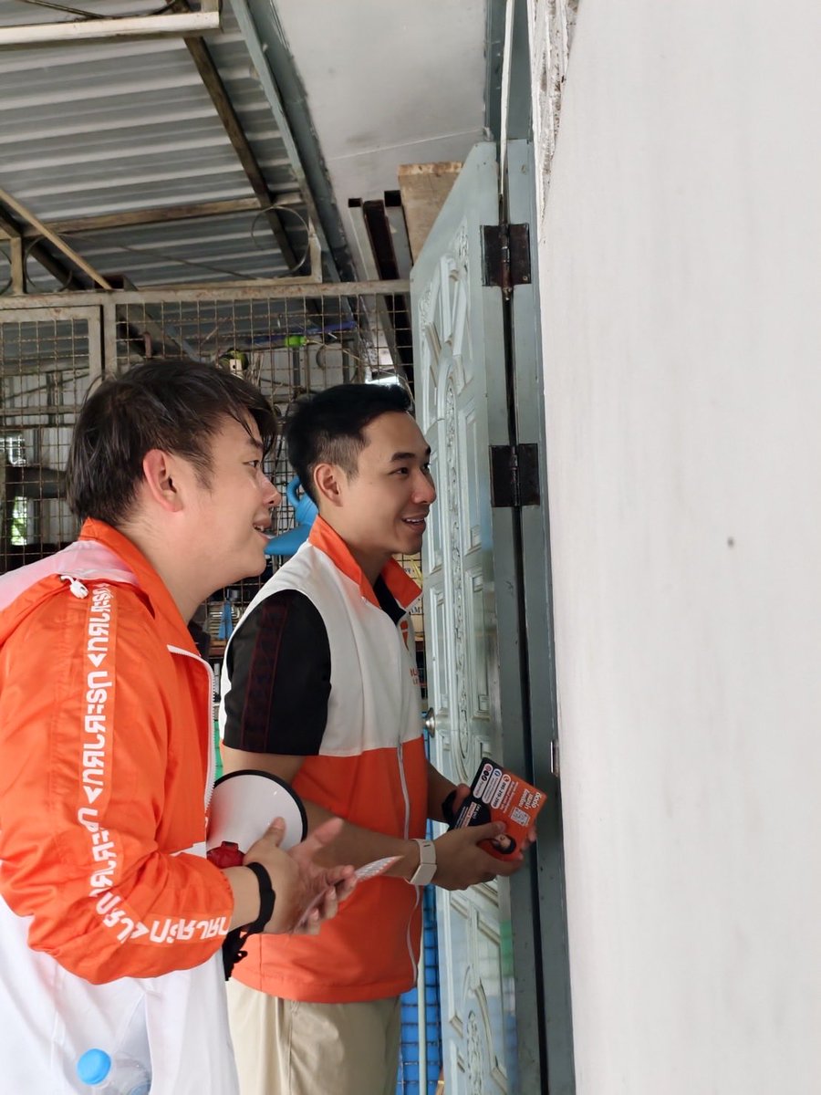 MickPple's tweet photo. (5.10.68) ลงพื้นที่ชุมชนวัดราชา รับเรื่องร้องเรียนกับ สส.บูม ปารเมศ ปัญหาเด่น: จราจรติดขัดช่วงเปิดเทอม 🚗 และการใช้สิทธิ สปสช. ต้องไปนอกพื้นที่ เสียเวลาเกือบทั้งวัน 🚨 จะประสานหน่วยงานแก้ไขให้พี่น้องประชาชน ขอบคุณทุกคนที่ต้อนรับอบอุ่น ☺️ #มิกอัครชัย #มิกดุสิต #ชุมชนวัดราชา https://t.co/ZOwUyBdprH