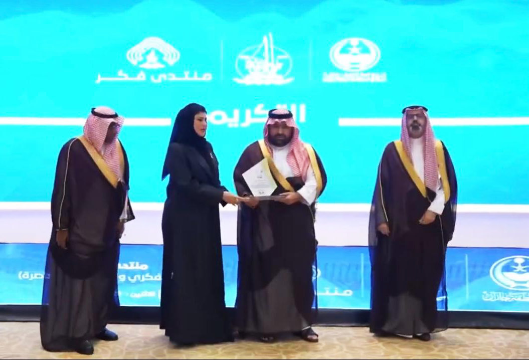 DoaaBintMohamed's tweet photo. تشرفت بتكريمي من صاحب السمو الملكي الأمير محمد بن عبدالعزيز أمير منطقة #جازان و حضور سمو نائبه الأمير ناصر بن محمد خلال مشاركتي بورقة عمل بعنوان " أهمية تحصين الطفولة ضد الانحراف و التطرف " و ذلك بمنتدى فكر بجامعة جازان @JazanUniversity من خلال جلسة حوارية ادارتها @Alhazzani_Amal و بمشاركة كوكبة مميزة من قيادات وطنية تعمل على تعزيز قيم التسامح و التعايش و تعميق الانتماء الوطني @amfozan @hadialyami 
جزيل الشكر لرئيس الجامعة الدكتور محمد ابو راسين و لجميع القائمين على نجاح هذا المنتدى الهام .. حيث نهدف جميعا إلى تنمية الوعي الفكري و بناء الفرد و المجتمع .

https://t.co/ngCJsyxk0S