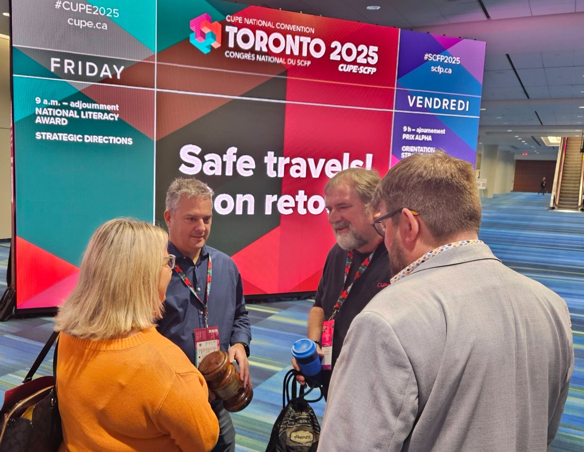 osbcucscso's tweet photo. Connected with OSSTF President Martha Hradowy and CUPE National President Mark Hancock at CUPE’s National Convention. Education workers are uniting to defend public education and strengthen our communities. 💜✊ #onpoli #onted https://t.co/psEyN36zyQ
