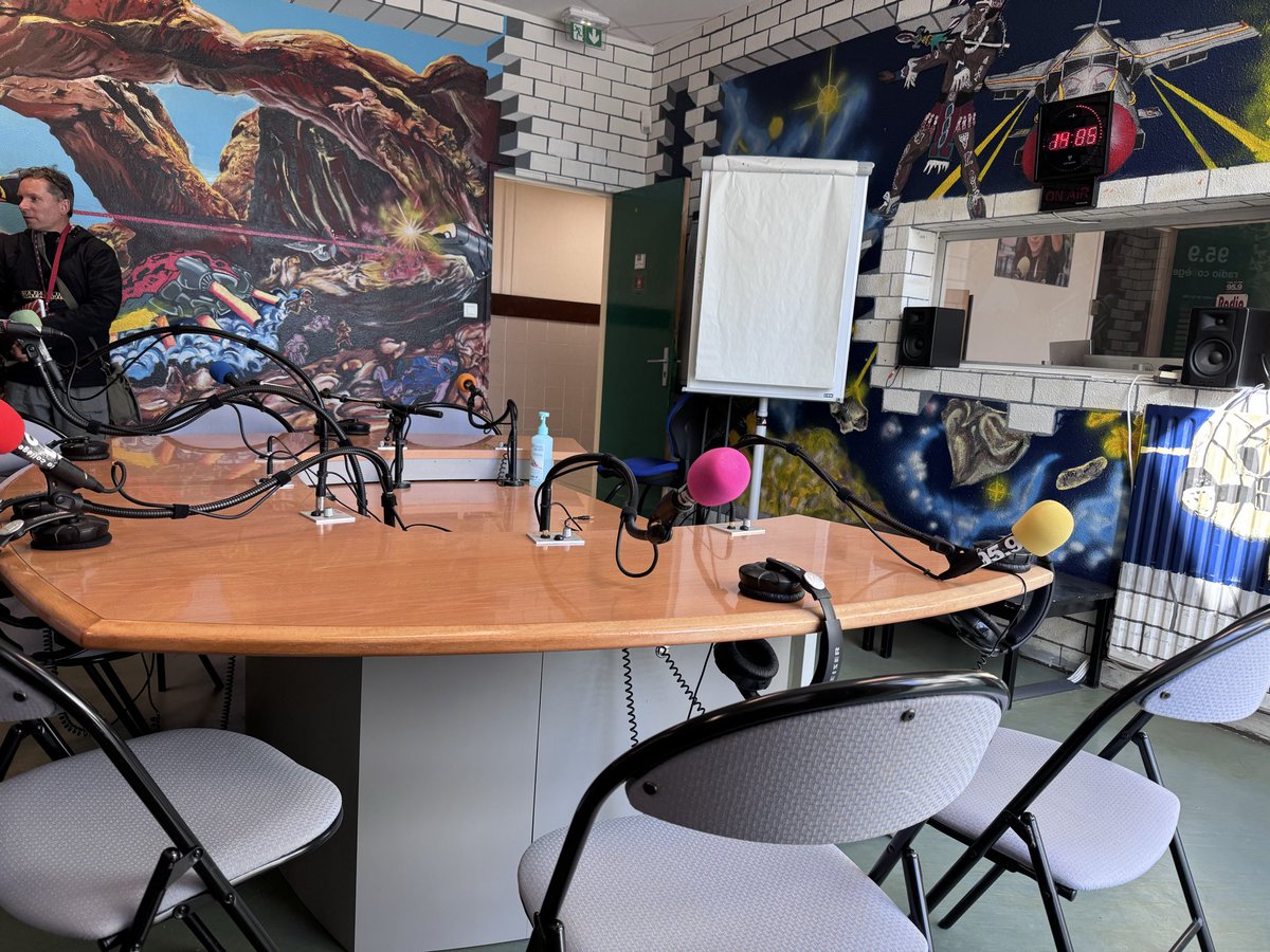 be_erasmus's tweet image. Unseren leider schon letzten Tag haben wir mit einer Exkursion ins unfassbar schöne Aquarium begonnen. Am Nachmittag haben wir in der Schule einen Beitrag für das Radio aufgenommen. So berichteten wir über unsere Erlebnisse in dieser Woche! Merci für alles! Es war wunderbar. 🥰🇫🇷