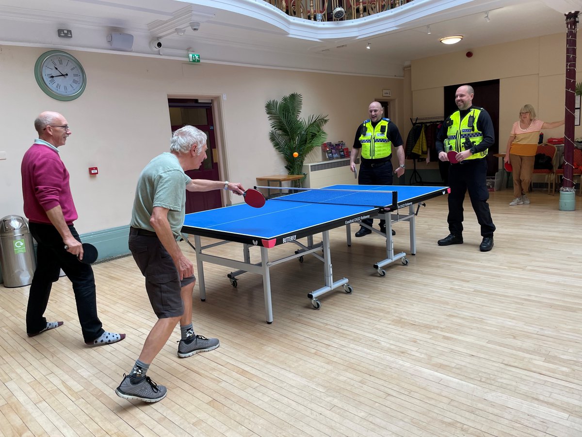 🚨 Our Friday Table Tennis group (Winter Gardens) had a surprise visit - from the police!

🚨 Two officers from #Ilkley's Neighbourhood team popped in to see what was happening and were persuaded to join in

👉 We have a total of *6* Table Tennis groups: ilkleyu3a.org/Groups-by-Cate…