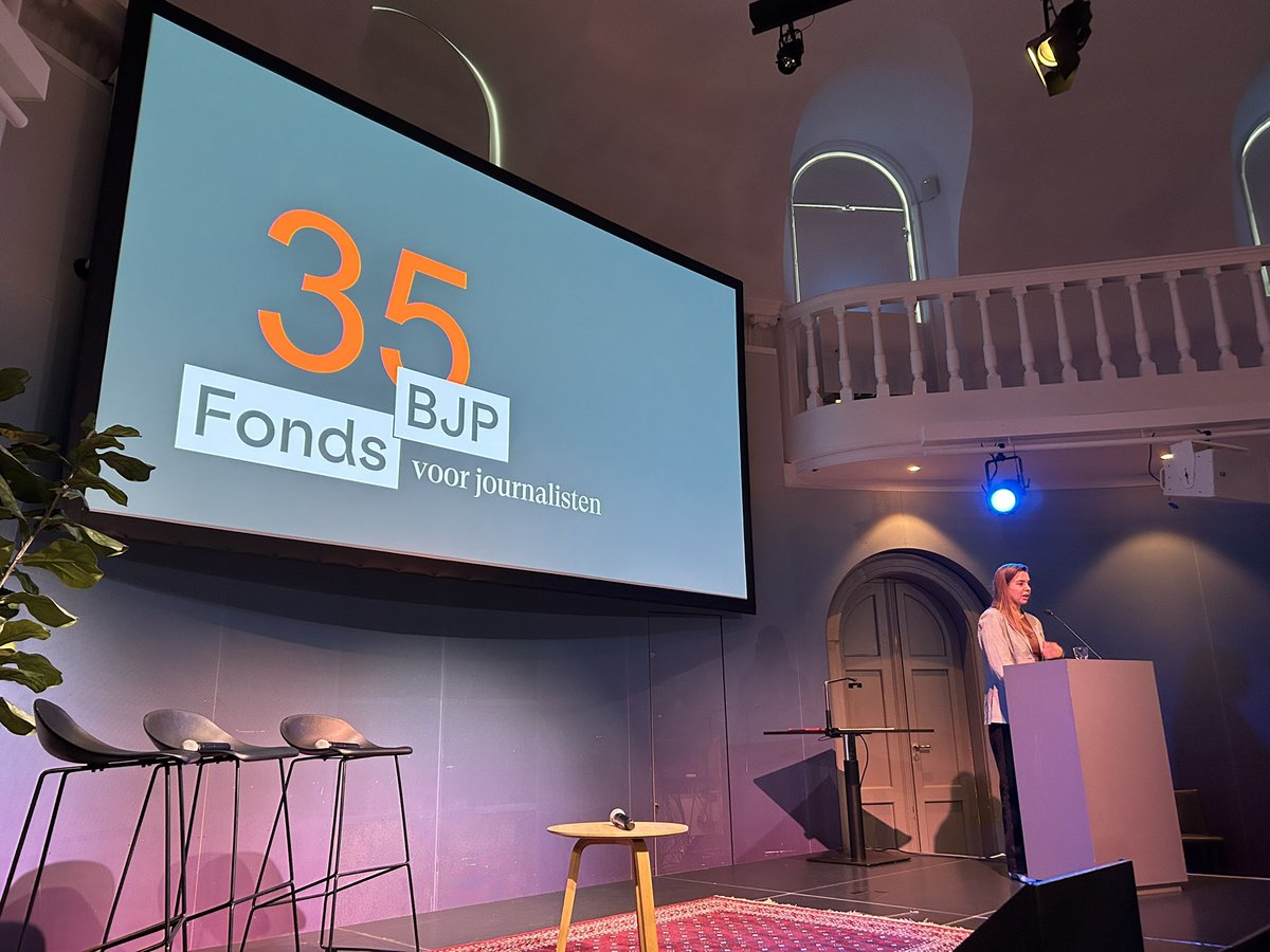 KemalRijken's tweet photo. Te gast bij ‘35 jaar FBJP’, mooie projecten die niet gemaakt hadden kunnen worden zonder steun. Journalisten geven presentaties over hun projecten, o.a. ‘De Machine’ boek over Booking,com #FBJP https://t.co/kLdup8Ezls