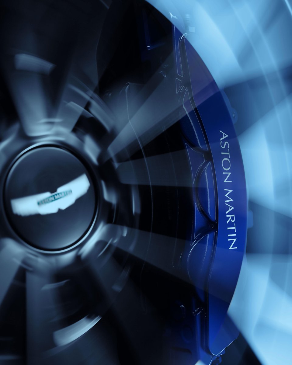astonmartin's tweet image. Recalibrated transmission, cutting shifts times by 43%. Carbon Ceramic brakes as standard. And an uprated anti-roll bar, increasing lateral stiffness by 7%.
Discover DB12 S: bit.ly/4o0bGkI
#AstonMartin #DB12S #ICONDRIVEN #LetOthersFollow