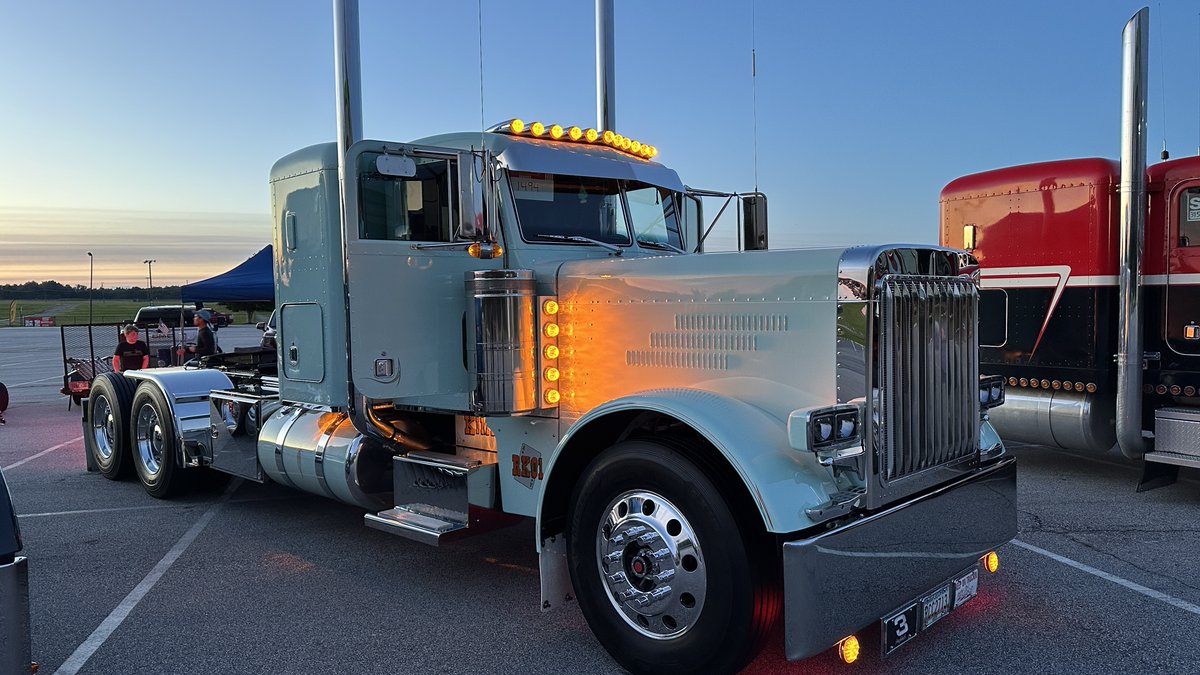 OverdriveUpdate's tweet image. After hauling hard until 2002, this 1990 Pete sat idle for 12 years until a full rebuild brought it roaring back. Since then, its show-truck journey’s been one wild ride. ow.ly/ihNZ50X9swS