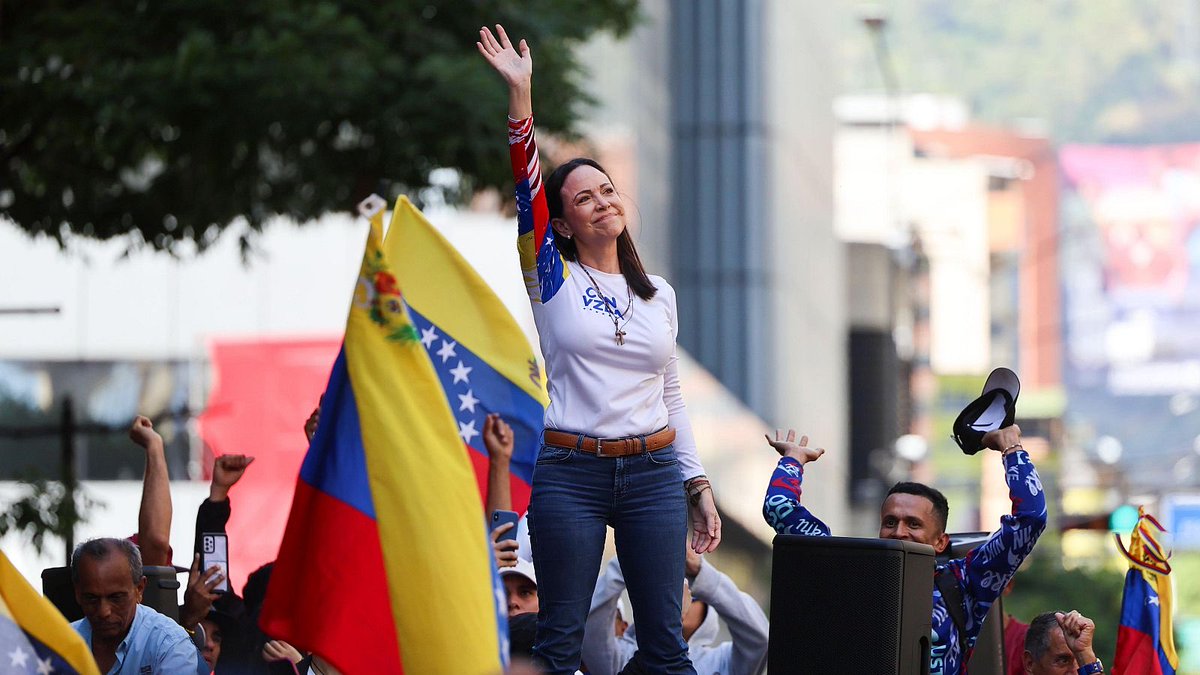 Durante mis años en #Venezuela 🇻🇪 tuve la dicha de conocer, acompañar, trabajar y aprender de una mujer extraordinaria: <a href="/MariaCorinaYA/">María Corina Machado</a> 🙌

Su fuerza, su fe y su entrega por el país me marcaron profundamente como el de muchos liderazgos allá. Ella encarna la esperanza, el coraje y