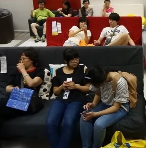 Cr1ajht's tweet photo. 中国のIKEA  売り場を休憩所にする  #IKEA   #中国人の日常 https://t.co/7KmZeA7Dn5