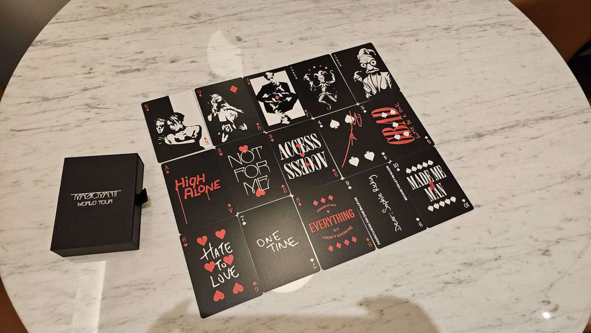 콘서트 보러갔는데 슨이가 선물줌
그중에 카드가 미쳤어!!
앨범순서대로 카드 만든센스1번트렉
하이언론서사뭔데..헤이투럽미에 하트깨졌어💔이런디테일 꺄~~KQJ조커까지 갓벽 마지막 화룡점정 카드상자도 주얼리보석함처럼생김 이게 어떻게 콘서트보면 그냥주는 기념품이냐고..판매를해야지 ㅠㅠ