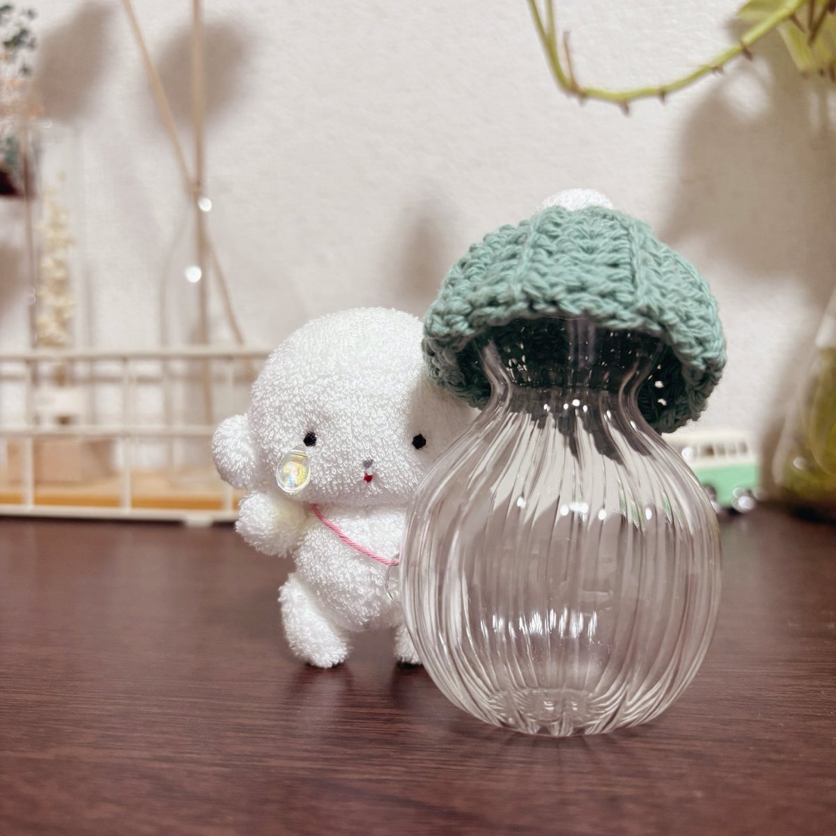 帽子脱いだら頭つるつるなのと、お顔の横にくっついてるのはお耳じゃなくて雪の玉です⛄️