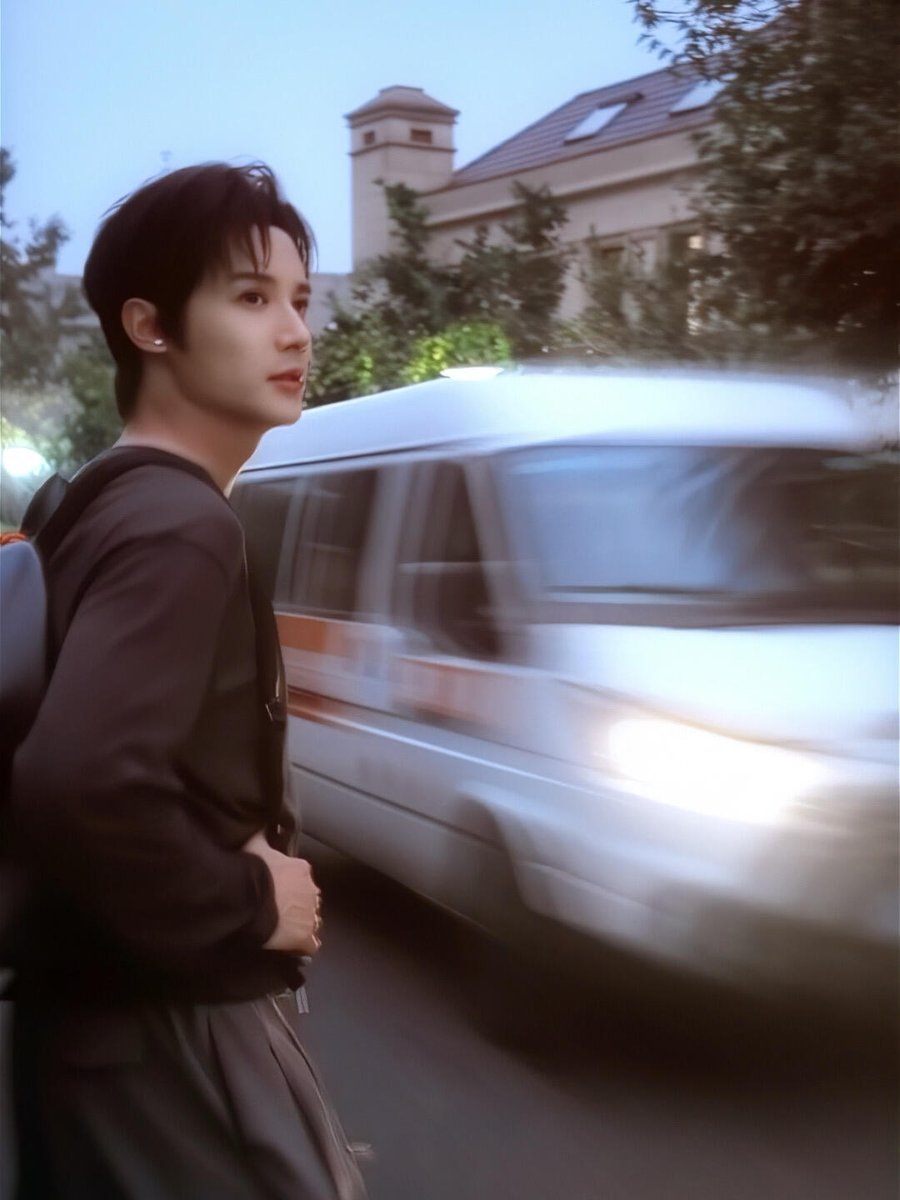 DhappyOrangeC's tweet photo. 251010 #ZhengYeCheng #郑业成 Xiaohongshu: he even has the English subtitles for us, the audio is from a famous HK movie. 😍

“Coming or not? Come on, come on—get on the boat and we’ll go, five yuan per person~”
#AStarHasMoreThanTwoSides
🚢🎫走不走？ 来来来，上船就走，五元一位啊～ https://t.co/u9msxNnIRu