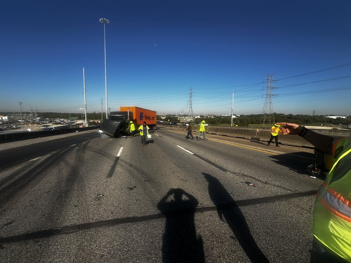HCSO_TerryGarza's tweet image. Traffic alert:  SH-225 Eastbound at Goodyear, major accident involving a heavy truck.  @HCSOTexas MAP unit and @houstonpolice are on scene.  Multiple lanes affected.  The roadway will be cleared shortly.  @SheriffEd_HCSO @TxDOTHouston @houstontranstar @HCSO_SSB