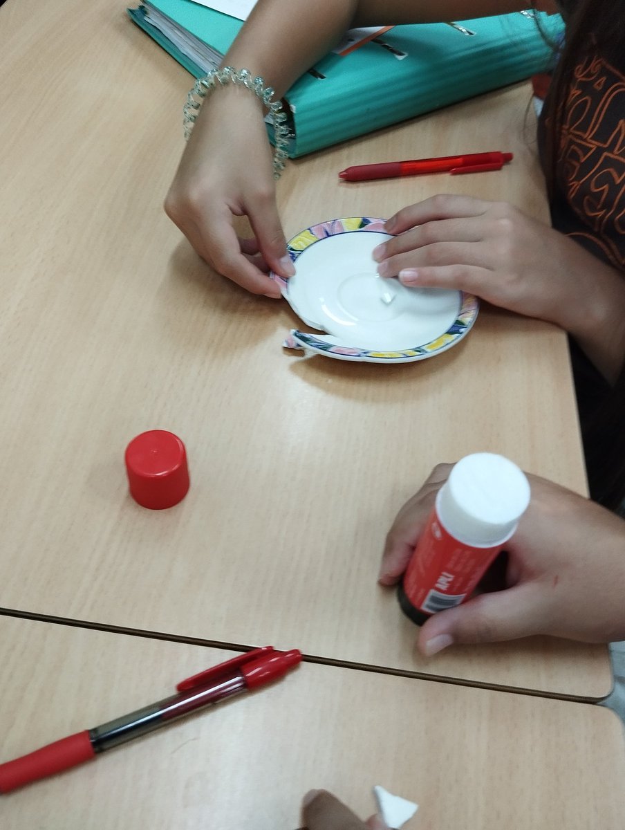Hoy día #SaludMental  mis artesanos de  diver han realizado una bonita actividad con los  de 1 ESO.
Tiffany y Kintsugi han sido nuestra inspiración para representar las heridas del corazón. Trocitos rotos que se embellecen cuando los unimos pidiendo ayuda. misionesdegrupo.blogspot.com/2025/09/mision…