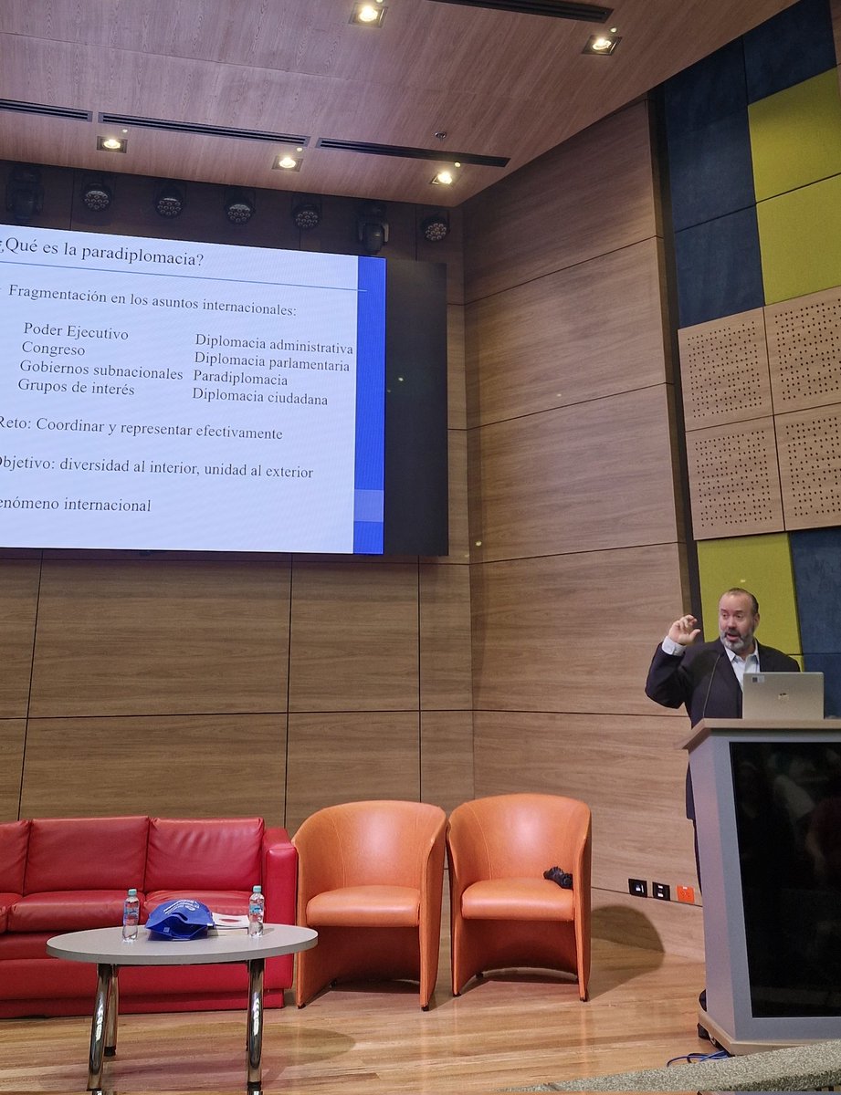 Inicia nuestra segunda charla magistral "Paradiplomacy and City Diplomacy" con <a href="/jorgeschiavon/">Jorge Schiavon</a>