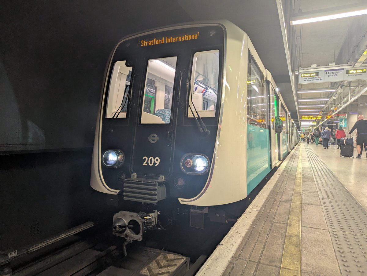 RailTags's tweet photo. Changes in the Docklands 📸🌊
#tfl #docklandslightrailway #dlr #b23 #b23stock https://t.co/cV3N7FllVX