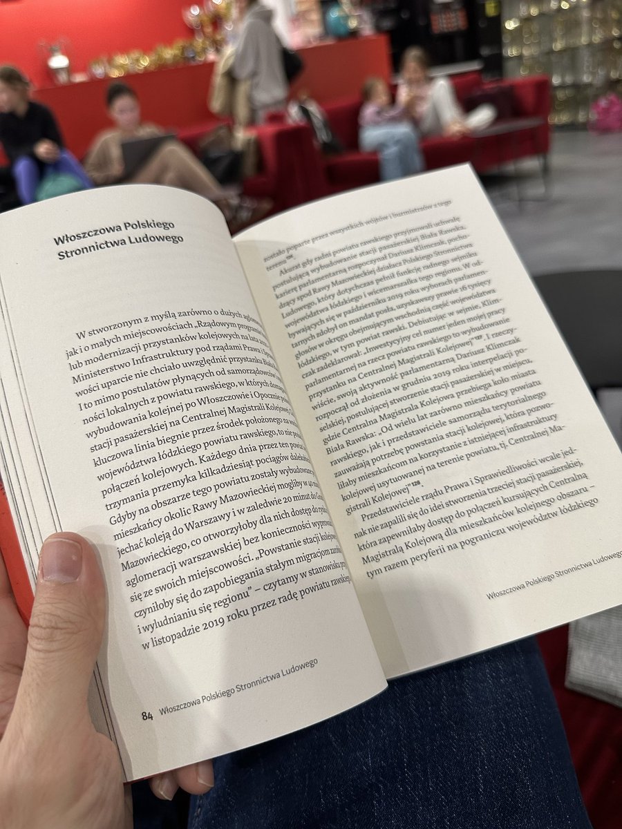 📖 „Przestawianie zwrotnicy. Jak politycy bawią się koleją” czyta się tak szybko, że nie wiem czy zdążę wsiąść do pociągu w trakcie lektury 😉 

Karol Trammer <a href="/z_biegiem_szyn/">Z Biegiem Szyn</a> wraca w dobrym stylu po 6 latach od wydania „Ostrego cięcia…”