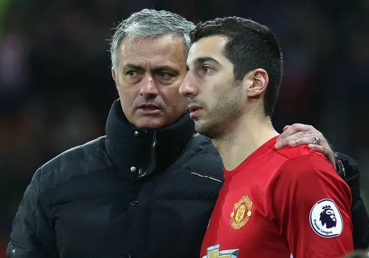 Mercado_Ingles's tweet photo. Henrikh Mkhitaryan sobre José Mourinho en su autobiografía:  

"En el Manchester United, había perdido la paciencia con Mourinho, 'le dije, llevas 2 años criticándome, eres una mierda!' 

Él dijo: "No quiero volver a verte nunca más", no decía ni una palabra durante los entrenamientos, pero todas las noches enviaba un mensaje que decía: "Vete para que pueda ir a buscar a Alexis (Sanchez)".  

Me decía por WhatsApp todas las noches: «Miki, por favor, vete». La cosa se había puesto muy fea. Y yo siempre copiaba y pegaba la misma respuesta: «Si me voy, tengo que encontrar el equipo adecuado; si no, esperaré hasta el verano». 

Alrededor de enero, su mensaje cambió a: «Miki, por favor, vete para que pueda ir a buscar a Alexis». Entonces mi respuesta también cambió: empecé a decir: «No me voy solo para complacerte, y te lo ruego, por favor, deja de escribirme. Habla con Mino (Raiola) si quieres»".
