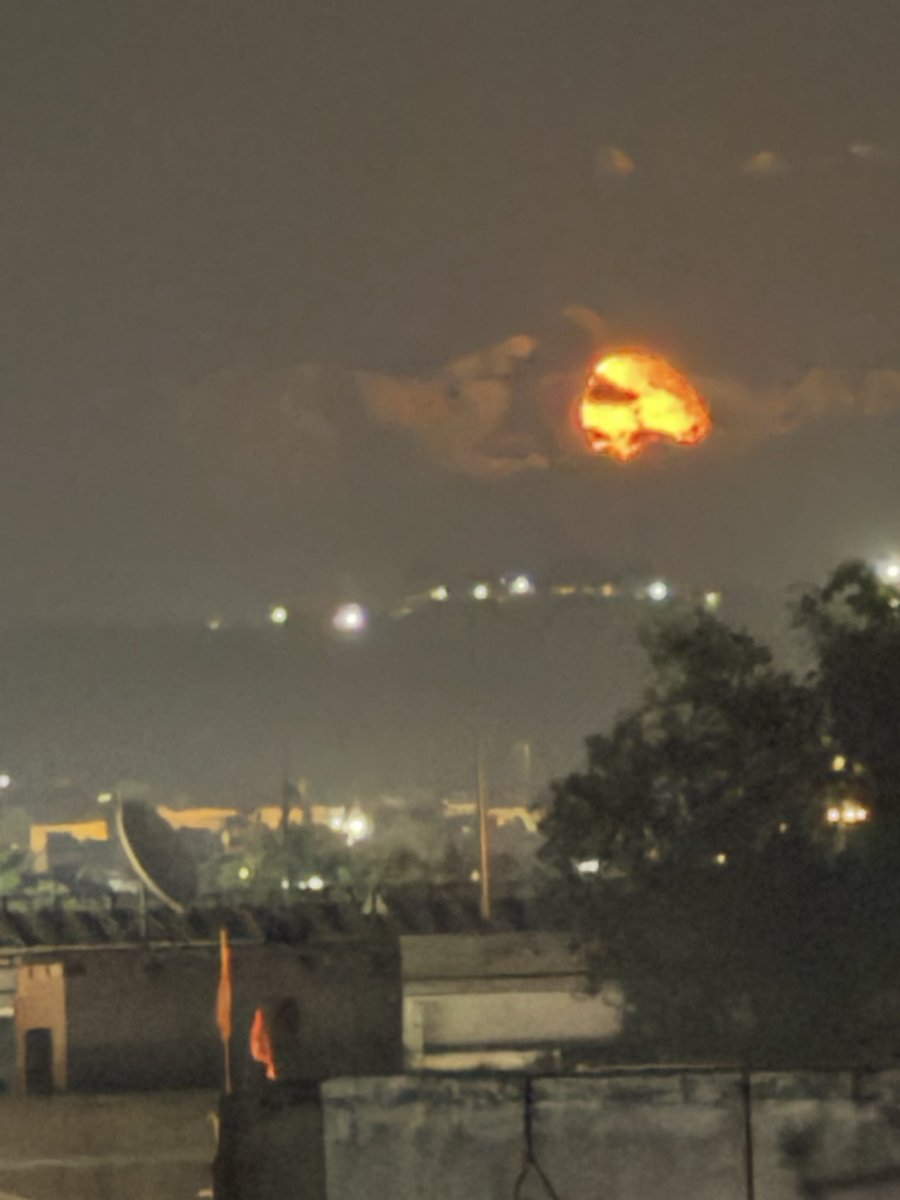 Rohan_cod's tweet image. The moon finally rises, painting the sky with its golden glow 🌕✨

#Moonrise #KarwaChauth2025